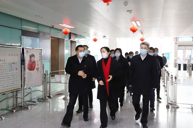 市領(lǐng)導(dǎo)至車站走訪慰問和疫情防控、保供應(yīng)保安全保暢通工作督查